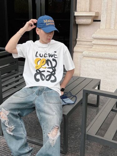 罗意威 2025春夏新款首发专柜最新款短袖圆领T恤 高端订制 设计前卫时尚！品牌Logo重工艺设计 高端定制丝光云朵棉面料.手感柔软.穿着舒适.专柜级别精致车线