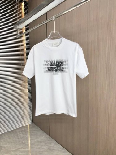 Mm6 马吉拉 2025春夏新款 圆领短袖 网点印花刻字模工艺 采用高克重320克双纱精梳棉面料 微宽松版型 面料手感柔软厚实 男女同款 颜色：黑 白 码数：S