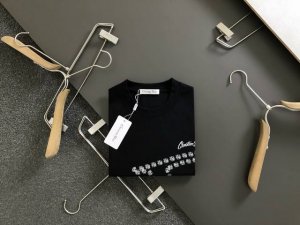 dir*合身版型S-Xl 2025秋款顶级进口私货，高端字母刺绣潮牌短袖，专柜款时尚不失奢华 品质毋庸置疑 上身效果超赞，奢华官网同款 款式专柜尺码