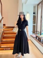 上新 Dior* 迪奥 2025春夏季新新款圆领长款连衣裙 前胸小蜜蜂点缀 下摆拼接压褶设计配腰带 修身 设计时尚简约气质显瘦 两色 颜色：黑色 灰色 尺码：S