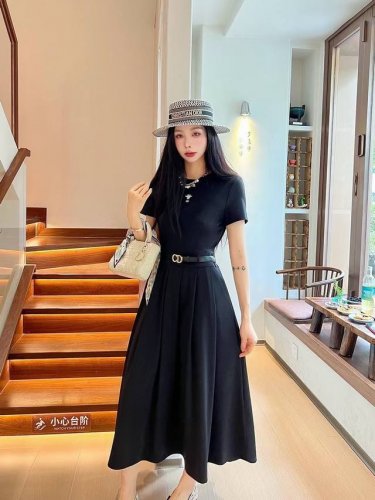 上新 Dior* 迪奥 2025春夏季新新款圆领长款连衣裙 前胸小蜜蜂点缀 下摆拼接压褶设计配腰带 修身 设计时尚简约气质显瘦 两色 颜色：黑色 灰色 尺码：S