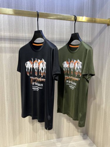 型号Th111#，爱马家 2025春夏最新骏马排列印花男士圆领T恤衫，胸前极具代表性的4匹骏马排列图案，视觉角度是在马的后方，带有点不得志的含义，采用高端复杂的
