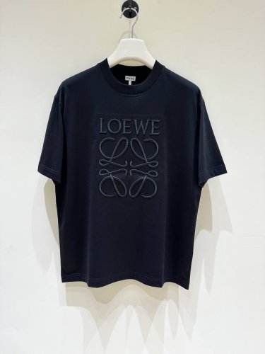 新品 Loe家族男士简约圆领短袖T恤，贸易公司渠道货，24年夏季新品，官柜同步售卖，经典明星级单品！ 整体的设计符合Loe家美学设计，运用了经典的品牌元素，完美