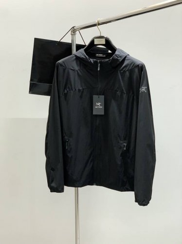 arcteryx 始祖鸟，2025春季Aw新品，时尚休闲连帽外套，专柜同步有售，原单狠货，进口原版面料，工艺极度复杂，视觉相当雅致时髦，高贵而优雅，从主体面料到