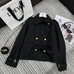 P460强烈推荐 24年秋冬系列 Loe*新款短款翻领风衣外套 Logo大金扣双排扣设计 腰间系腰带 后背Logo皮牌点缀 Sml跑量