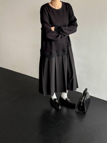 no Name上新 25春款N21小众时尚~ 设计感假两件拼接百褶裙摆宽松显瘦黑色卫衣裙连衣裙。码数Sml