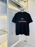 穿210斤 胖子福音 情侣装华伦天奴Valentino 原单品质 2025最新款 男装短袖T恤 精选专柜订制顶级丝光棉进口面料 所有细节做工完美1比1复刻 还原