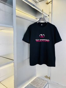 穿210斤 胖子福音 情侣装华伦天奴Valentino 原单品质 2025最新款 男装短袖T恤 精选专柜订制顶级丝光棉进口面料 所有细节做工完美1比1复刻 还原