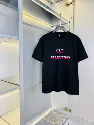 穿210斤 胖子福音 情侣装华伦天奴Valentino 原单品质 2025最新款 男装短袖T恤 精选专柜订制顶级丝光棉进口面料 所有细节做工完美1比1复刻 还原
