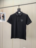 普拉达。25春夏新款原单男士翻领Polo衫短袖T恤 柜台同步发售 爆款 简洁时尚百搭 高端品质 胸前经典Logo图案设计 定制进口双股珠地纯棉面料 穿着舒适 透
