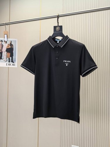 普拉达。25春夏新款原单男士翻领Polo衫短袖T恤 柜台同步发售 爆款 简洁时尚百搭 高端品质 胸前经典Logo图案设计 定制进口双股珠地纯棉面料 穿着舒适 透