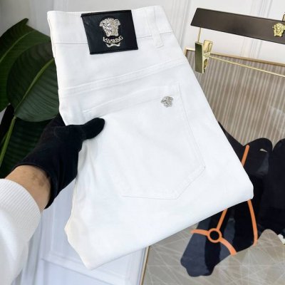 范思哲 2025Ss蛇年春夏贺岁款牛仔裤。原单1:1制作，日常必备的完美之选，简单大气亦时尚有型，定制进口丹宁面料 ，重工洗水工艺，做工复杂工艺精湛。轻松迎合四