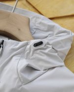 供 Descente-迪桑特Training训练运动健身防晒外套男士梭织上衣 Training系列经典Tough Woven面料制成的梭织夹克。面料触感细腻，柔