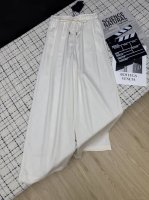 重磅混纺亚麻裤 25Ss 后袋经典三角标休闲裤 松紧腰头系带设计 一整个休闲和慵懒时髦的风格 藏肉又显高 面料是进口混纺亚麻材质 手感特别舒服 日常逛街度假搭配