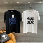 迪家 Dior 黑白T ，经典与时尚的碰撞 黑色沉稳大气，白色清新简约，正面醒目的“Miss Dior”字样，复古又时尚，彰显独特品味 面料柔软亲肤，S-Xl1