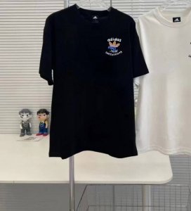 阿迪达斯Adidas滑板车印花百搭2 克重磅纯棉短袖T恤简约圆领落肩短袖 此款采用2 G重磅棉 亲肤舒适，透气凉爽加厚螺纹领 配以二本针走线 使得领子经久不变型