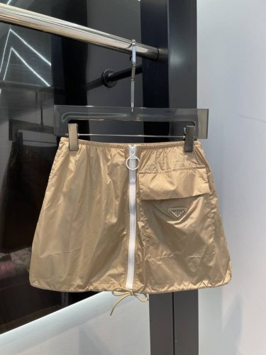 prada爆款现货 25春夏新品防晒衣套装 高端定制特殊材料短裤 极简主义风格法式的慵懒风 休闲又时髦 多种穿法上身显瘦又高挑 做工品质看细节 卡其色 sml