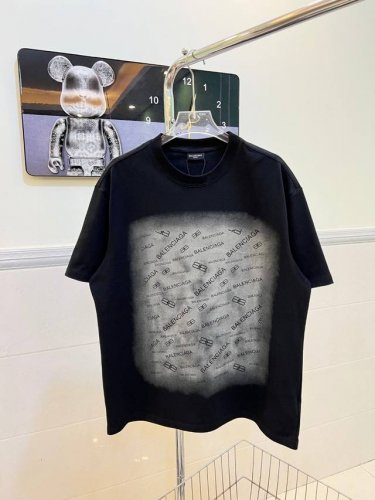 款号115 Balenciga巴黎世家渐变字母短袖T恤 前后片渐变图案印花，面料采用280G高克重双纱面料，原版三标辅料，官网同步在售，区别市场通货版本，面料摸