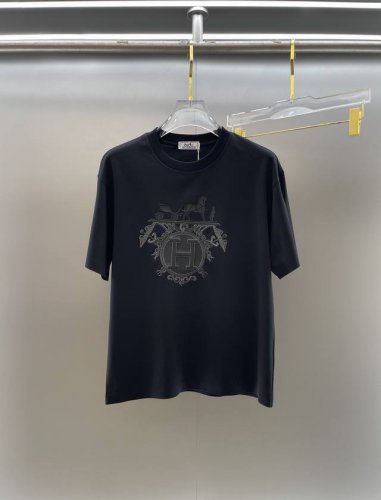 爱马仕 路易威登 高定面料 250克纯棉 2025春夏专柜新品短袖3D立体印花 凹凸分明 时尚经典圆领短袖袖口下摆采用无痕设计 时尚单品设计，更加时尚舒适，高标