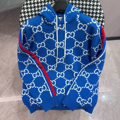 Guccl古驰 新品Gg羊毛混纺提花针织卫衣 这款蓝色毛衣针织衫是有Gg图案 其灵感源于早期钻石菱格纹图案 这一字母交织图案于70年代首次展现 如今已成为品牌不