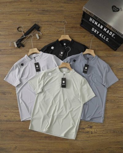 供 。Descente 迪桑特夏季新款高弹速干科技半拉链立领户外高性能短袖Polo衫 精选高弹速干科技面料，兼具柔软与挺括感，亲肤舒适，吸湿排汗性能优越，即使在