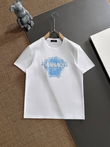 新品！高端系列 范思哲 夏季新款时尚男士短袖休闲商务T恤，一款高端双面丝光短袖T恤，绝对是您夏季P清单中的必备之选！ 这款短袖T恤采用双面丝光工艺，正反两面均呈