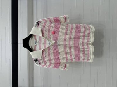 上新原单高端品质 Chane* 2025春夏最新系列！镂空针织翻领短袖！定制进口棉毛纱线织造 质感高级 通体撞色条纹镂空钩针肌理交织 凸显穿搭高级感 领口下摆采