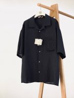 loewe 罗意威 2025Ss春夏新品 绣花亚麻衬衫 衬衫甄选优质亚麻材质 亚麻作为天然纤维中的佼佼者 赋予了这件衬衫与生俱来的透气性与吸湿性 每一寸面料都仿