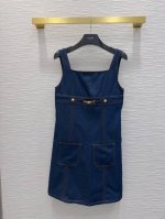 celin* 2025Ss新款吊带牛仔连衣裙，定位活性酵洗 养眼设计 少女机能风 可甜可盐 上身帅气又拉风。复古洗水牛仔重新诠释了时髦精单品，设计版型百搭不挑人