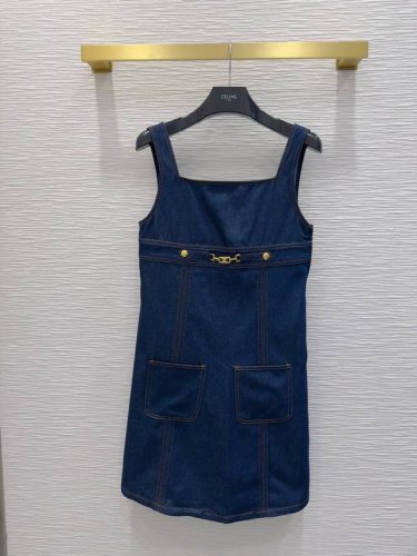 celin* 2025Ss新款吊带牛仔连衣裙，定位活性酵洗 养眼设计 少女机能风 可甜可盐 上身帅气又拉风。复古洗水牛仔重新诠释了时髦精单品，设计版型百搭不挑人