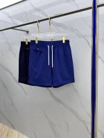 Kiton 2025春夏新品速干短裤，经典色调彰显低调奢华。松紧腰头搭配抽绳设计，兼顾舒适与时尚，可随心调节。利落的版型，修饰腿部线条，简约又大气。精致的品牌标