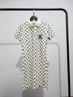 高版本，质量很好！纯女款polo裙！ 新款Mlb Ny洋基队 Ny满印字母polo裙款 ！原版包装！三联吊卡！纽扣都是开模定制！ Mlb新款满印老花连衣裙老花元