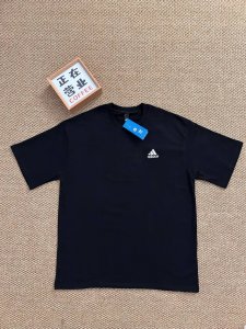顶端刺绣品质阿迪达斯Adidas 三条杠黑色短袖宽松男女同款情侣款 采用抗菌260克新疆长绒棉重磅面料 透气舒适 怎么洗都不起球透气轻柔的短袖，让您穿着舒适一整