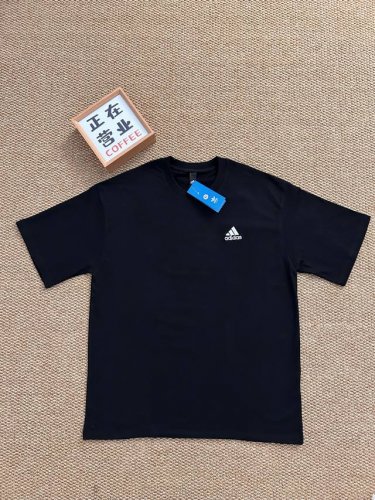 顶端刺绣品质阿迪达斯Adidas 三条杠黑色短袖宽松男女同款情侣款 采用抗菌260克新疆长绒棉重磅面料 透气舒适 怎么洗都不起球透气轻柔的短袖，让您穿着舒适一整