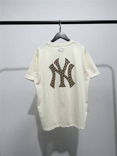 mlb柜子新款胸前刺绣后背满印大Logo短袖T恤！三标齐全，三联吊卡，原厂包装！通肩压条保证舒适性！高端品质2025Mlb Ny 后背满印大Logo 情侣圆领短