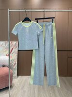 爆款现货 原单品质 Loe*｜25春夏新品套装！ 高端定制小上衣，搭配松紧腰长裤 极简主义风法式优雅的慵懒风， 休闲又时髦！ 立体剪裁版版型可甜可盐减龄少女风。
