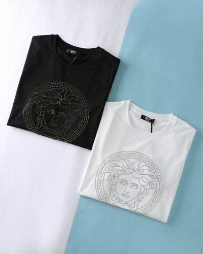 Ver*思者 25Ss夏季新款高支双丝光棉短袖T恤 男士胸前Medusa 烫钻图案时尚休闲圆领短袖T恤 贸易公司渠道稀出 同步Gw发售 该单品延续了品牌一贯的风