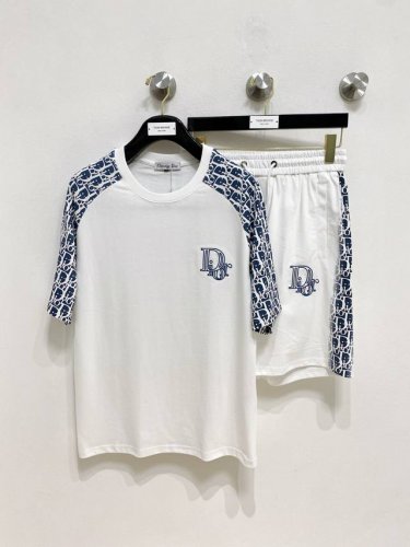 dior迪奥 2025新款套装采用客供独家进口定制面料，面料表面非常有质感显而易见，上身透气轻薄十分舒适，细节处彰显设计特色与精湛工艺，整体细节美妙绝伦！整体款