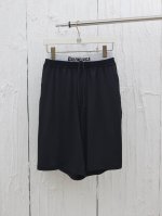 balenciaga* 巴黎25Ss 双腰网眼短裤 采用高密度聚酯纤维混纺网眼布，经过特殊编织工艺，确保透气性与结构稳定性。网孔大小经过精密计算，平衡了透风性和