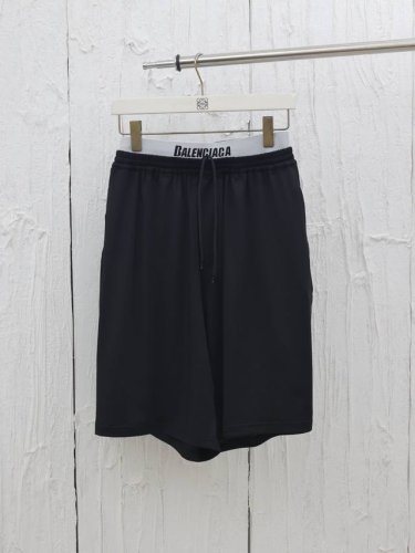balenciaga* 巴黎25Ss 双腰网眼短裤 采用高密度聚酯纤维混纺网眼布，经过特殊编织工艺，确保透气性与结构稳定性。网孔大小经过精密计算，平衡了透风性和