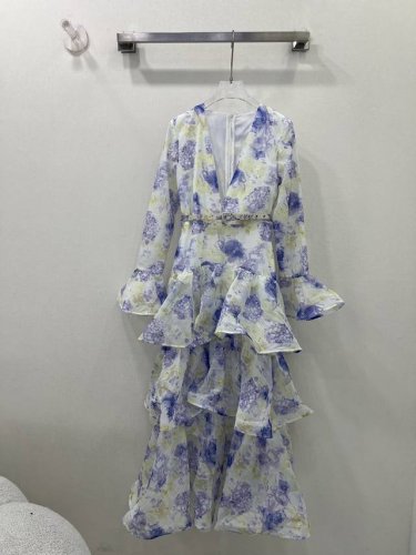 zimmerm*25年新品推荐 通体花卉印花 中高腰下摆饰以层叠荷叶边设计 让人眼前一亮 隐形拉链开合 搭配同色系腰带 仙女本仙 整体高级又展现复古魅力气质 单