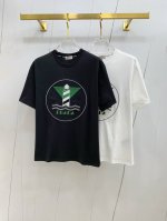 普拉达2025夏季新款短袖T恤，个性艺术系列全网独家首发 百搭款细节处理完美纯棉面料十分精致 原版面料 网红明星同款高版本 高品质手感非常舒服 时尚又个性 超级