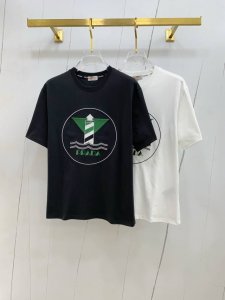 普拉达2025夏季新款短袖T恤，个性艺术系列全网独家首发 百搭款细节处理完美纯棉面料十分精致 原版面料 网红明星同款高版本 高品质手感非常舒服 时尚又个性 超级