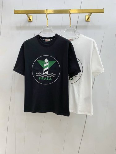 普拉达2025夏季新款短袖T恤，个性艺术系列全网独家首发 百搭款细节处理完美纯棉面料十分精致 原版面料 网红明星同款高版本 高品质手感非常舒服 时尚又个性 超级