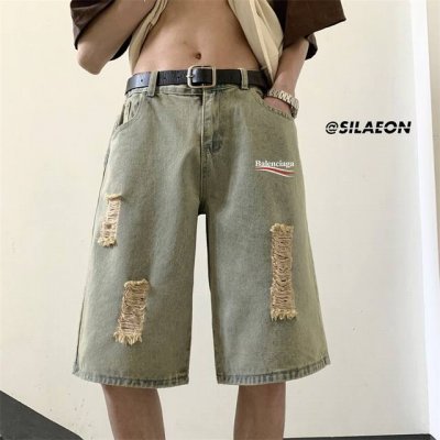 巴黎世家 Ss25新品复古美式高街破洞水洗做旧牛仔短裤五分裤 面料柔软舒适，上身亲肤，不会硬邦邦，颜色也简单百搭，夏天穿着不会闷，随便搭配一件T恤都 休闲时尚感