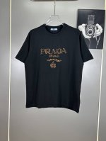 高端原版规格版本 普拉达 prada重工刺绣Logo短袖T恤男女时尚同款 2025Ss新款纯棉双纱 定制面料采用威化布织法，超高端针织工艺，版型紧致立体，顺滑，