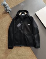 P330 Prada 经典款机能休闲外套拉链防水设计、普拉达防晒面料和谐又时尚没有违和感、亚太地区订单台湾外贸公司原单货产地意大利、材质精致细腻似乎是普拉达专利