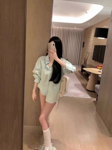 上新 Thom Brow*E Tb高级学院风薄荷绿织带衬衫 超级火的单品 怎么搭都好看～ 每一处都精雕细琢 做工超级精致 高端奢潮品 强推款 颜色：薄荷绿 码数