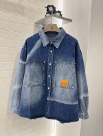 P390Louis Vuitto*2025新品上架 渐变复古口袋牛仔外套 定制Yb斜纹棉牛仔面料 透气性佳 柔软亲肤 翻领廓形牛仔外套剪裁 多重酵素水洗工艺处理