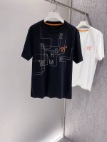 H~小马立体拱桥绣几何图形印花短袖T恤 代工厂p出货 选用优质丝光棉材质、触感轻柔，细腻，夏日上身透气又吸汗，告别闷热黏腻，享受舒适清爽的生活 经典圆领设计，简